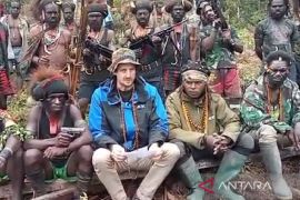 Papua police chief calls for immediate release of New Zealander pilot