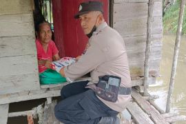 Polsek Medang Deras ringankan beban warga