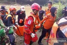 Tim SAR temukan 1 dari 2 bocah tenggelam di Sungai Cimandiri Sukabumi