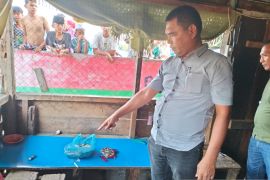 Dua pengedar narkoba terjun ke sungai saat digerebek polisi
