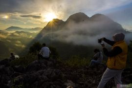 Nikmati keelokan Geopark Meratus saat "sunrise" di puncak Langara