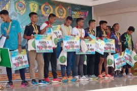 Dua pelari marathon rebut tiket PON 2024