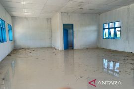 Penegak hukum diminta usut pembangunan ruang tata usaha SMP 3 Rantobaek