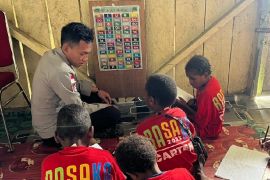 Satgas Rasaka Cartenz ajari anak putus sekolah di Sugapa Intan Jaya