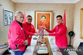 Hasto beri dua buku ke Gibran