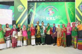 Ruksamin hadiri pengukuhan Kerukunan Keluarga Labora Muna