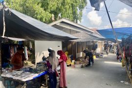 Pedagang pasar Paringin mengeluh tokonya tertutup bangunan baru