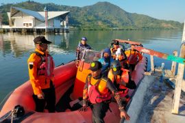 Tim SAR gabungan evakuasi pemancing yang terdampar di laut Bima