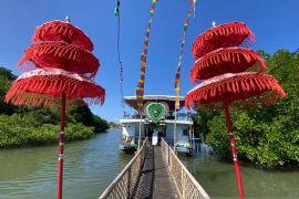 Menikmati kuliner di atas kapal di Pulau Serangan