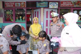 Polda Sulteng memberikan edukasi tertib lalu lintas melalui polsanak