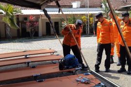 Basarnas bersama personel URC Kota Blitar latihan tangani bencana di perkotaan
