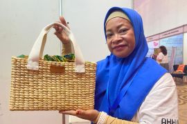 Dinas UMKM siapkan cendera mata untuk peserta Rakernas Apeksi 2023