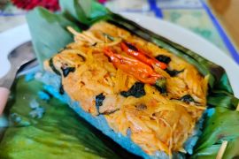 Sensasi gurih lembut nasi bakar bunga telang