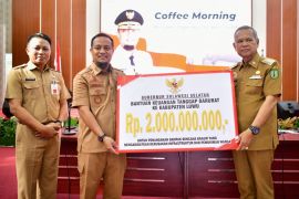 Gubernur Sulsel serahkan Rp2 miliar untuk tangani dampak banjir di Luwu