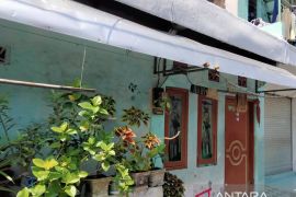 Densus 88 geledah rumah terduga teroris di Surabaya