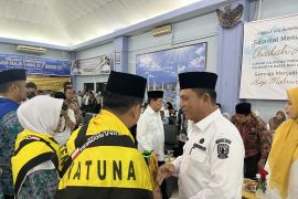 Pemprov berikan baju koko dan mukena kepada jamaah calon haji asal Kepri