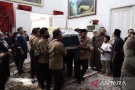 Para pelayat memadati kediaman  Gubernur Kalimantan Timur