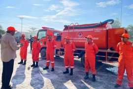 Pelatihan antisipasi kebakaran hingga pendaratan amfibi Marinir di Belitung