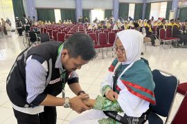 Jamaah kloter 5 Embarkasi Batam masuk asrama haji