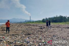 Pemkab Sukabumi kelola sampah Pantai Talanca