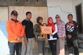 Pemkab Mojokerto serahkan bansos ke dua warga korban bencana alam