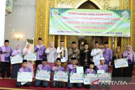 Pemkab Bekasi serahkan bonus kafilah berprestasi di ajang STQH ke-18 Jabar