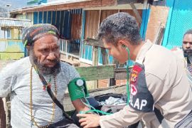 Tim Satgas Rasaka Cartenz periksa kesehatan warga di tiga wilayah Papua