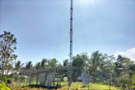 Tower BTS berdiri, jaringan internet di Desa 3T Wayharu tetap lemot