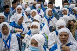 Jamaah calon haji asal OKU Timur tiba di Asrama Haji Palembang Page 2 Small