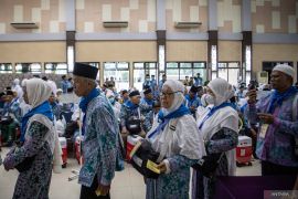 Jamaah calon haji asal OKU Timur tiba di Asrama Haji Palembang Page 6 Small