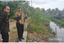 Pemkab Bangka Tengah keruk Kolong Silok atasi banjir