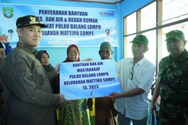 Bupati Pangkep serahkan bantuan beras dan PKH kepada warga pulau