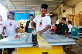 Olah kayu jadi kerajinan, santri di Ponorogo dilatih kemandirian ekonomi
