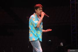 Junny sebelum pentas ritual minum teh