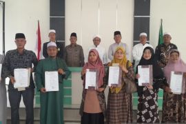 17 sekolah RA, MI, MTs dan MA swasta di Palas terima SK evaluasi izin operasional