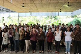 Calon pengantin di Denpasar ikuti sosialisasi pra-perkawinan Hindu