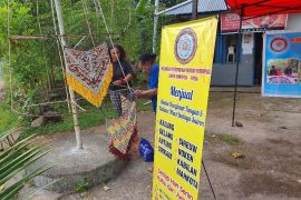 Komunitas pemberdayaan ekonomi perempuan kenalkan kerajinan adat Saireri