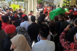 Sejumlah tokoh PDIP antarkan jenazah Whisnu Sakti ke peristirahatan terakhir