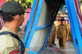 Pj Bupati Aceh Barat pimpin sidak bangunan kafe di pantai wisata