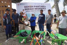 DLH Batam salurkan bantuan alat bersihkan pantai Melayu