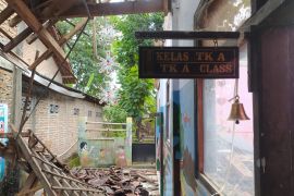 Belasan siswa TK Ponorogo belajar di kelas darurat