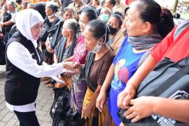 Khofifah ajak lindungi lansia dari lingkungan terdekat
