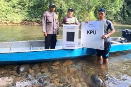 Bhabinkamtibmas Polsek Long Pujungan kawal  pengamanan dan penyerahan kotak suara Pemilu