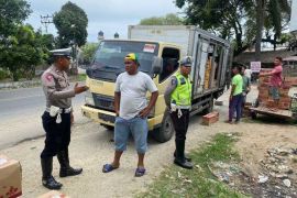 Polisi tegur sopir truk bongkar barang di bahu jalan