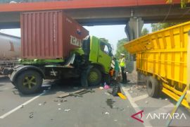 Akibat sopir ngantuk, dua kendaraan terlibat kecelakaan di Tol Tangerang-Merak