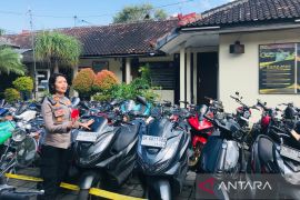 Pengendara motor tabrak dua polisi saat razia di Sanur diburu