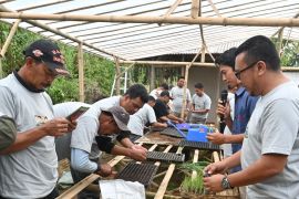 Produsen benih sayuran Cap Panah Merah bangun sekolah lapangan petani