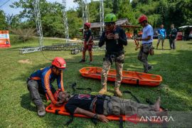 Latihan penyelamatan korban di ketinggian