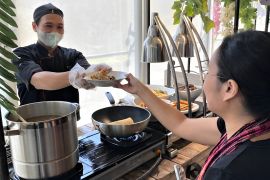 Menikmati sajian menu "Suroboyoan" pada HJKS ke-730