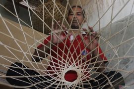 Produksi kerajinan anyaman bambu di Ngawi